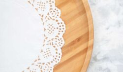 Amidonner un napperon avec du sucre : la méthode maison qui tient vraiment